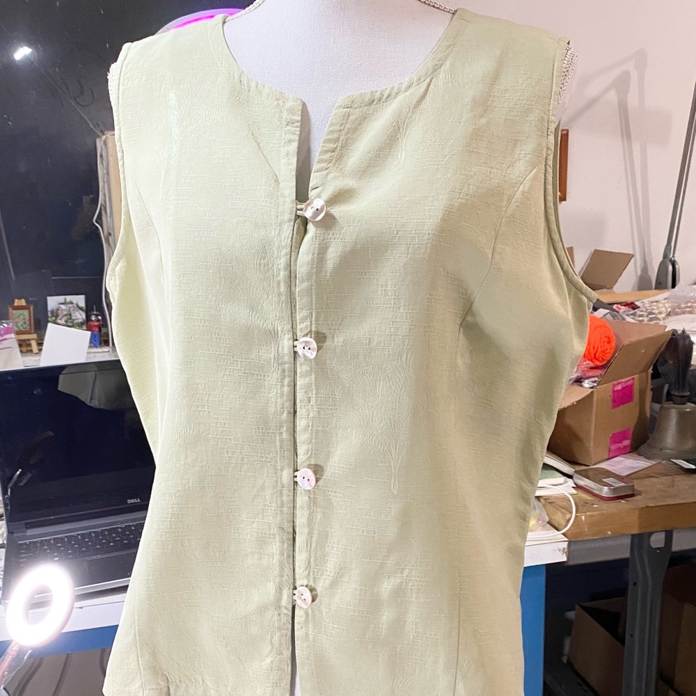 Pale Green Silk Sleeveless Button Down Top, Made in Hawaii